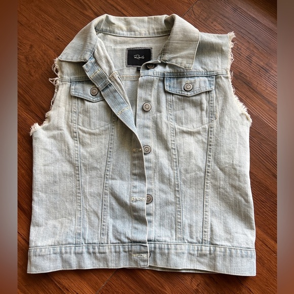 Rails Women’s Denim Jean Vest Sleeveless Light Wash Distressed Button Size M - Picture 1 of 5